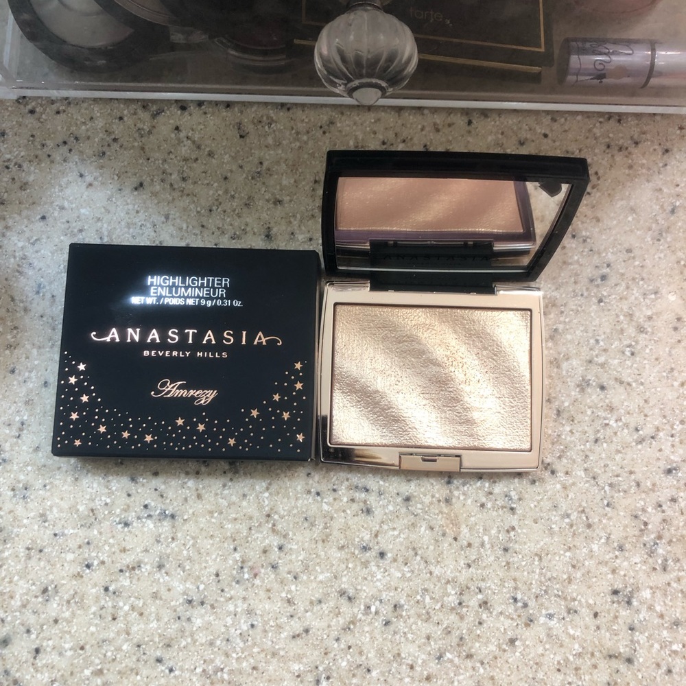 Anastasia Beverly Hills Amerizey highlight